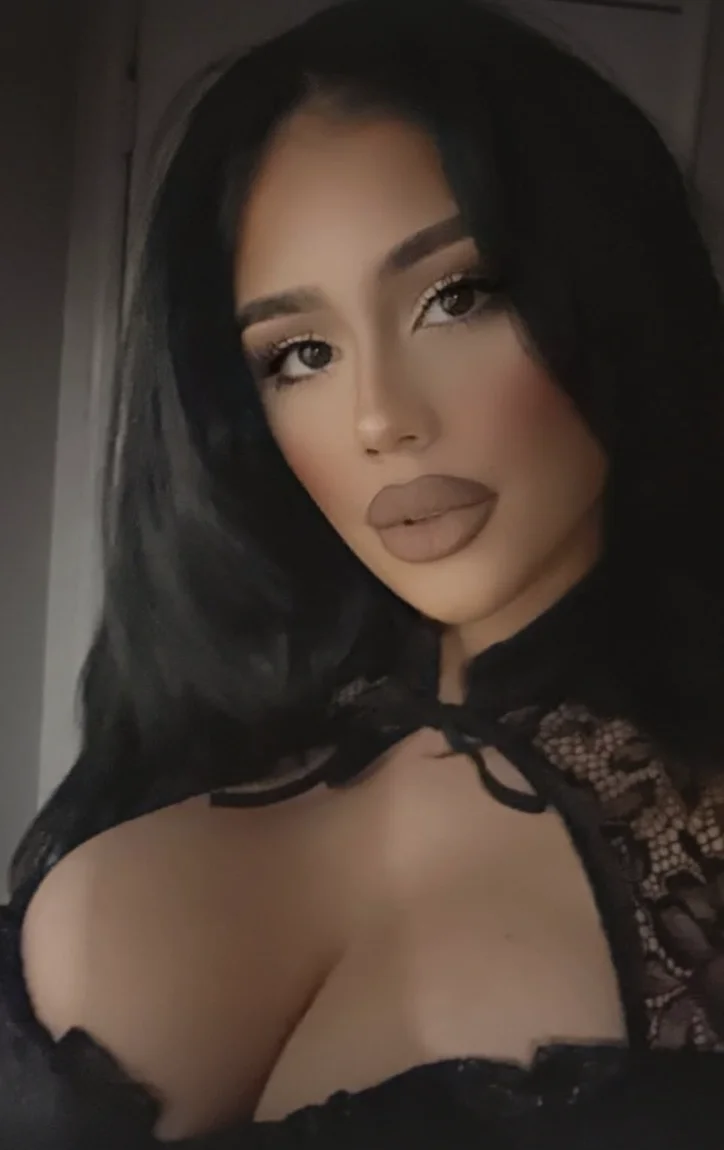 Thick Latina With the Heavies main image