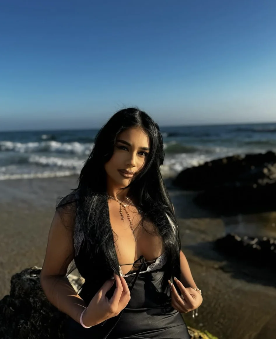 Thick Latina With the Heavies image 5