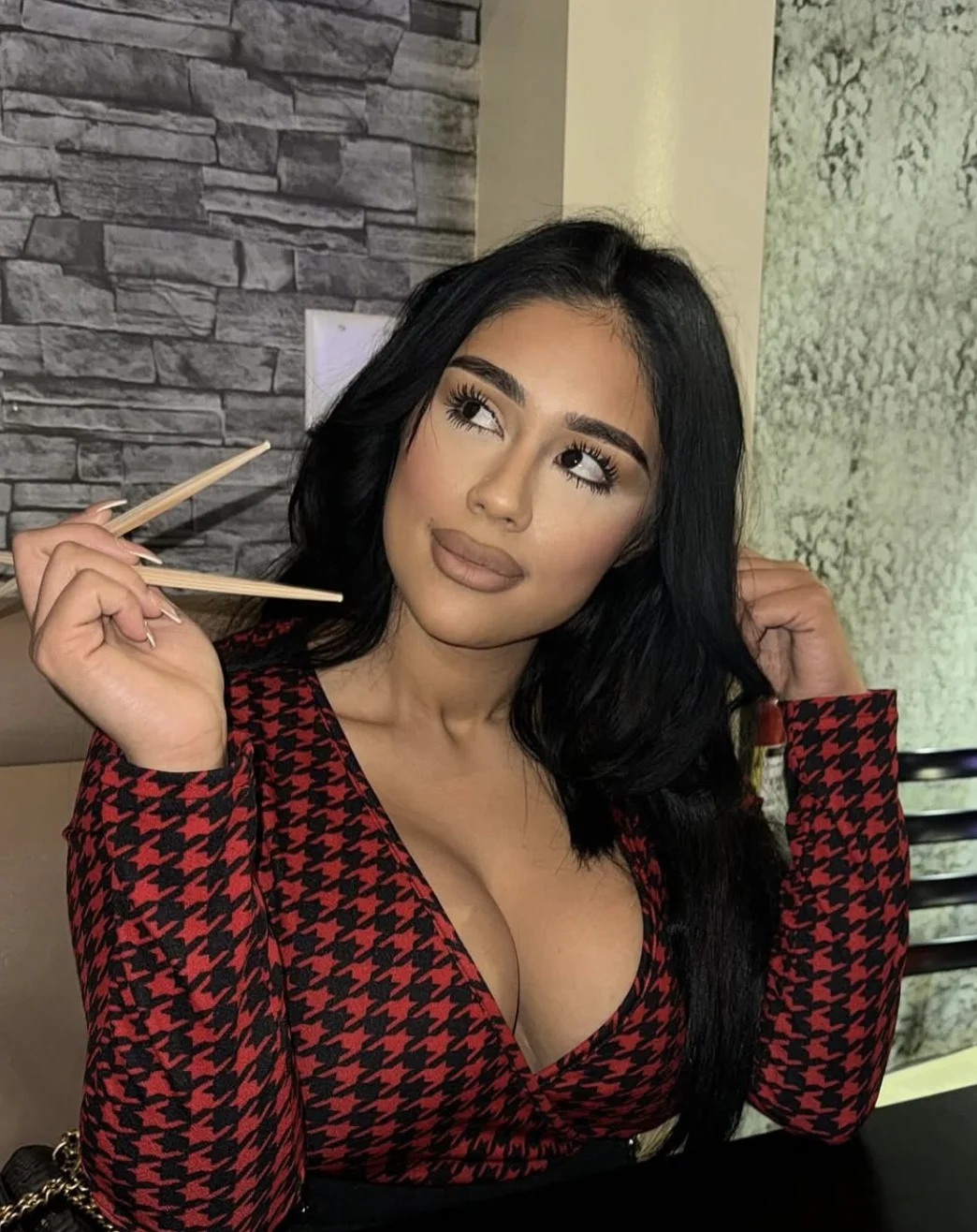 Thick Latina With the Heavies image 8