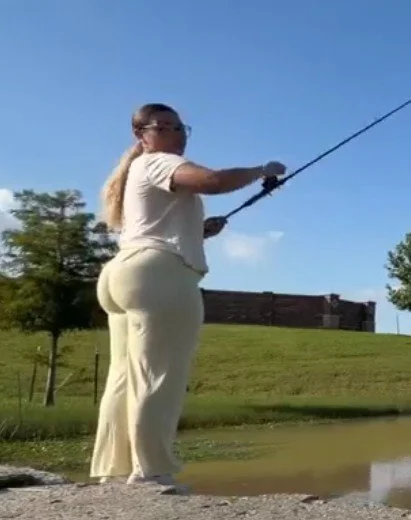 Fishing pawg main image