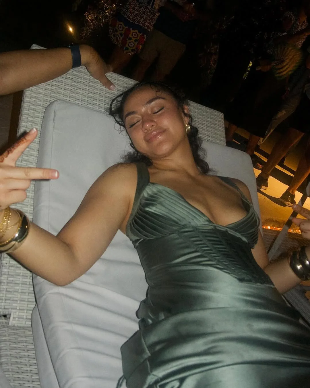 Incredible body DJ Hope image 12