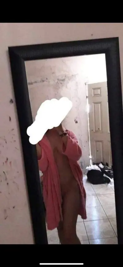 Mi amiga expuesta cover image