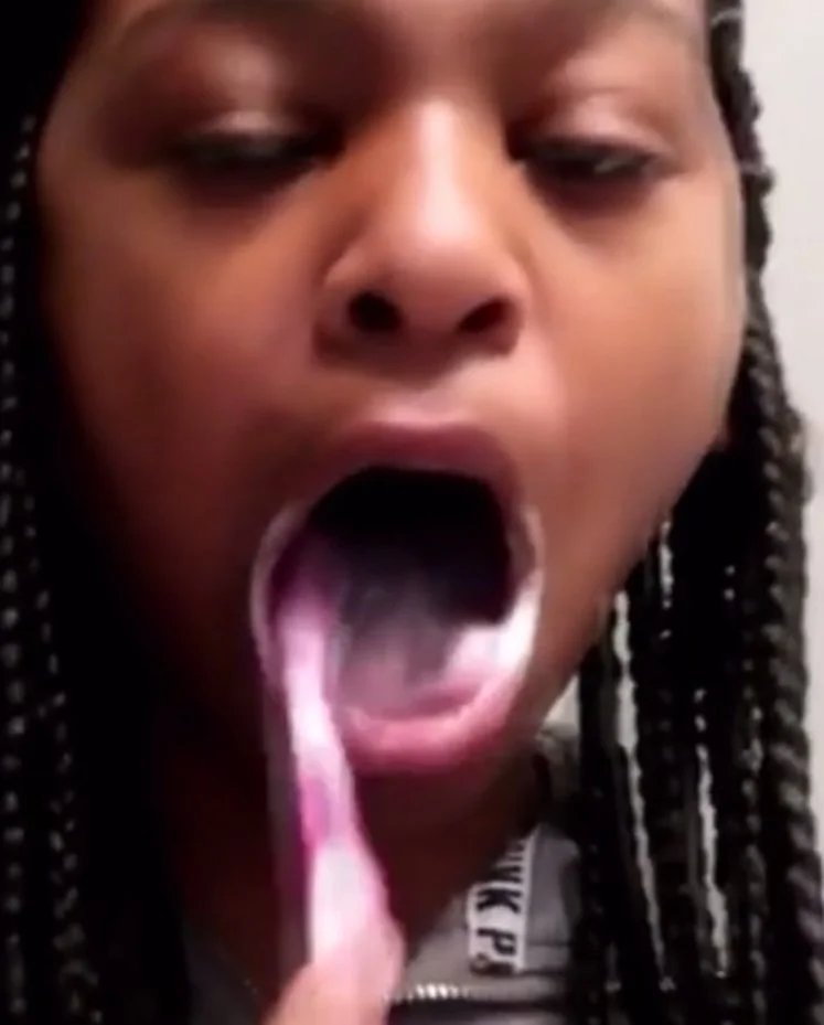 Nutty (maceik) look how she moved in the camera so she knows we can see her throat 🤤💦 image 7