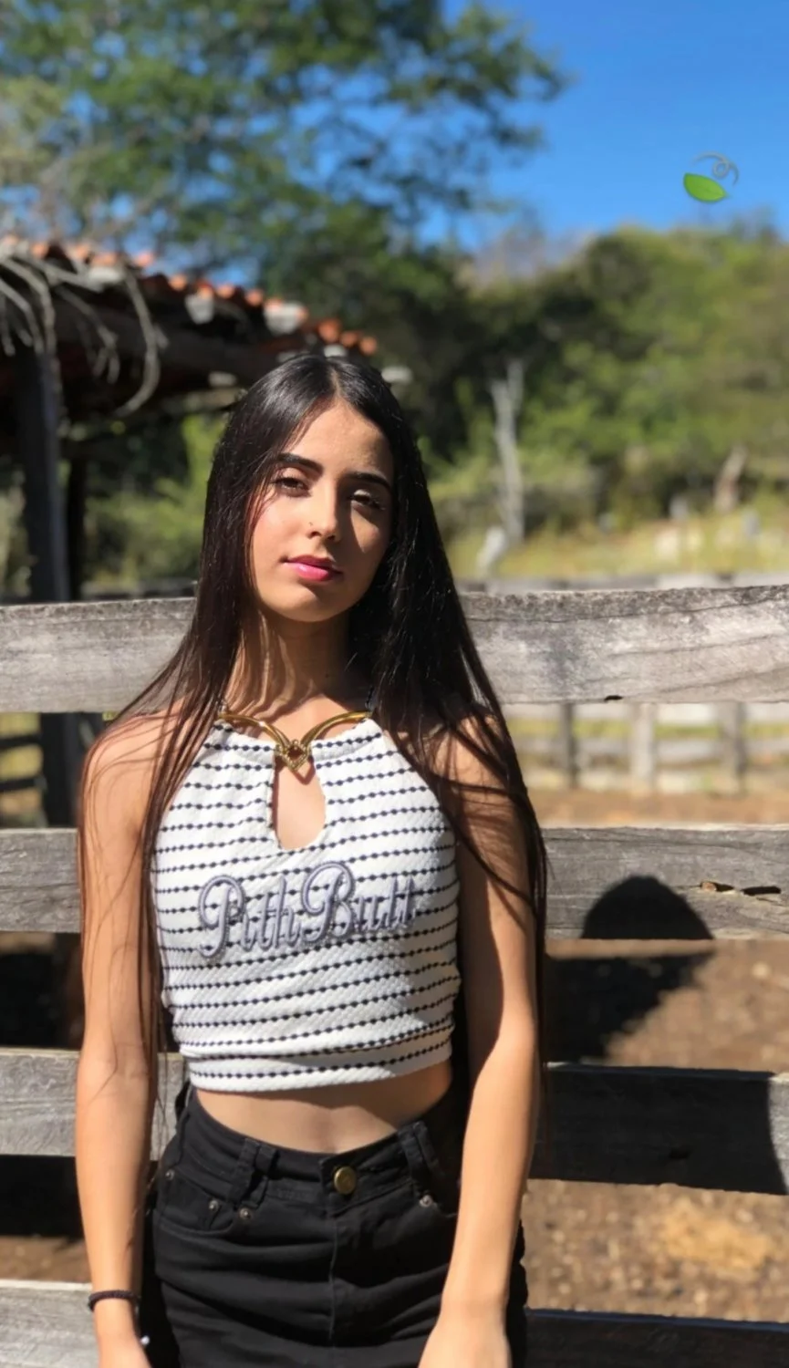 Vazou fotos de novinha magrinha mostrando seu bucetão gostoso main image