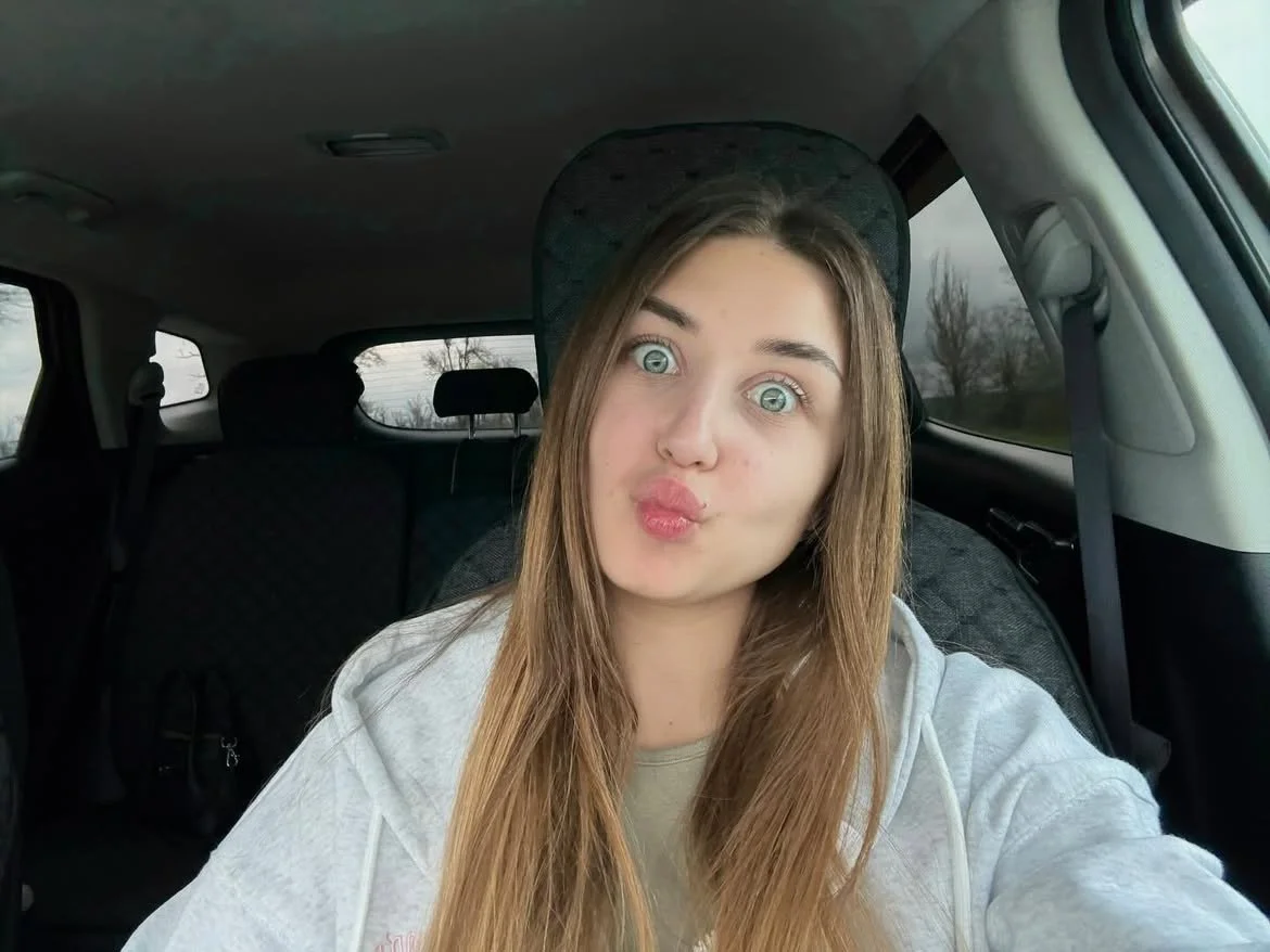 Hot high heel feet. Cum face slut main image