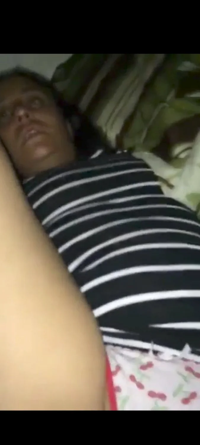 Hermano se coje a su hermana mientras duerme image 2
