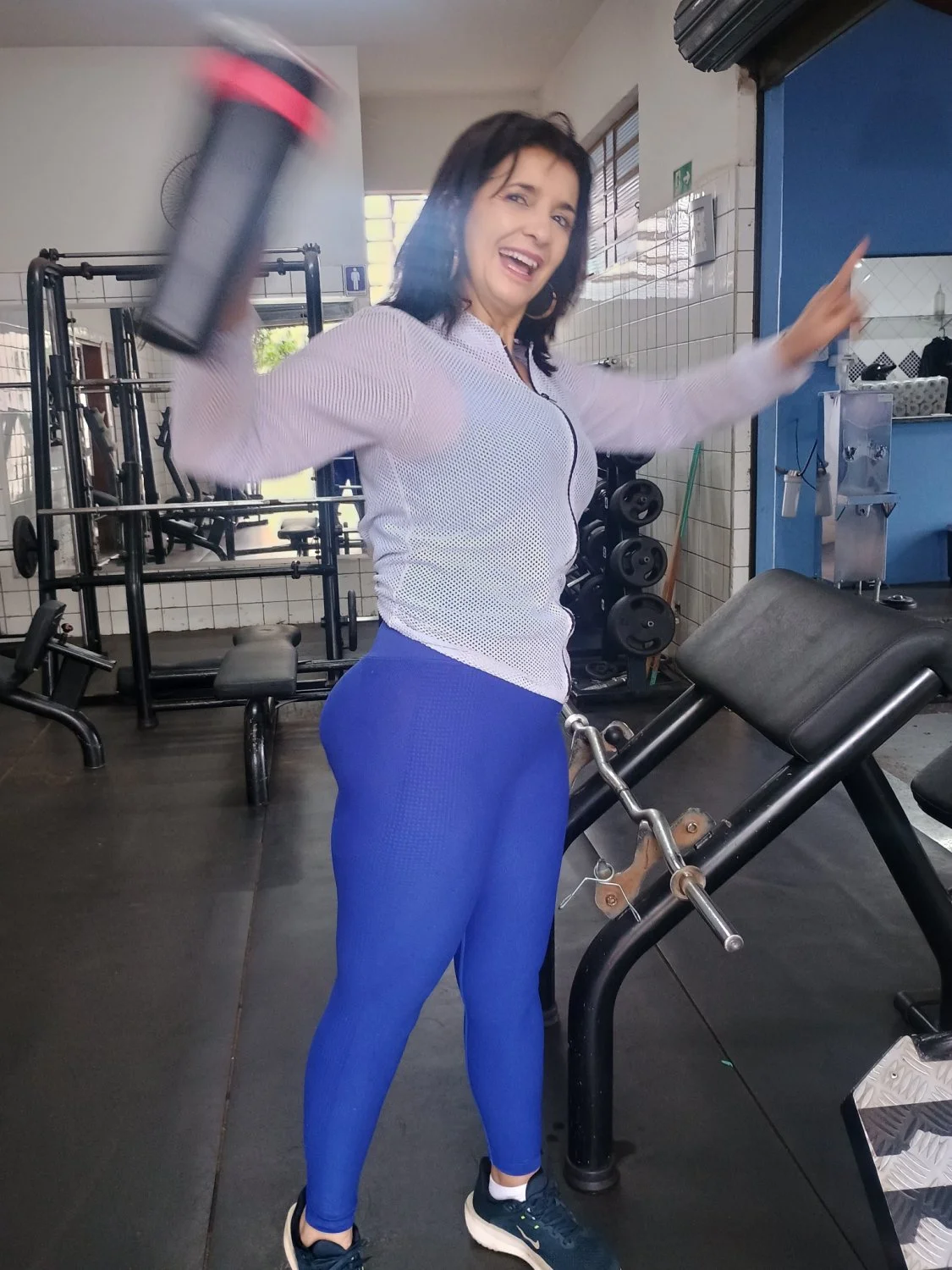 Coroa muito gostosa, adora se exibir com roupas de academia. Rabuda image 21