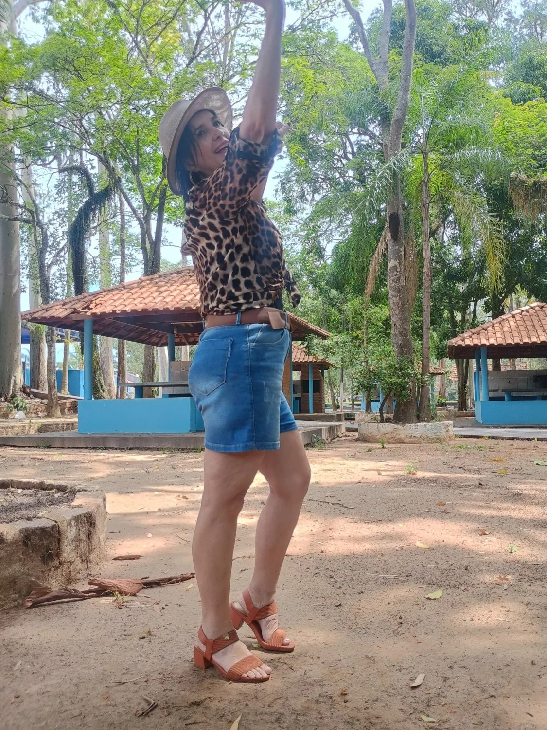 Coroa muito gostosa, adora se exibir com roupas de academia. Rabuda image 25