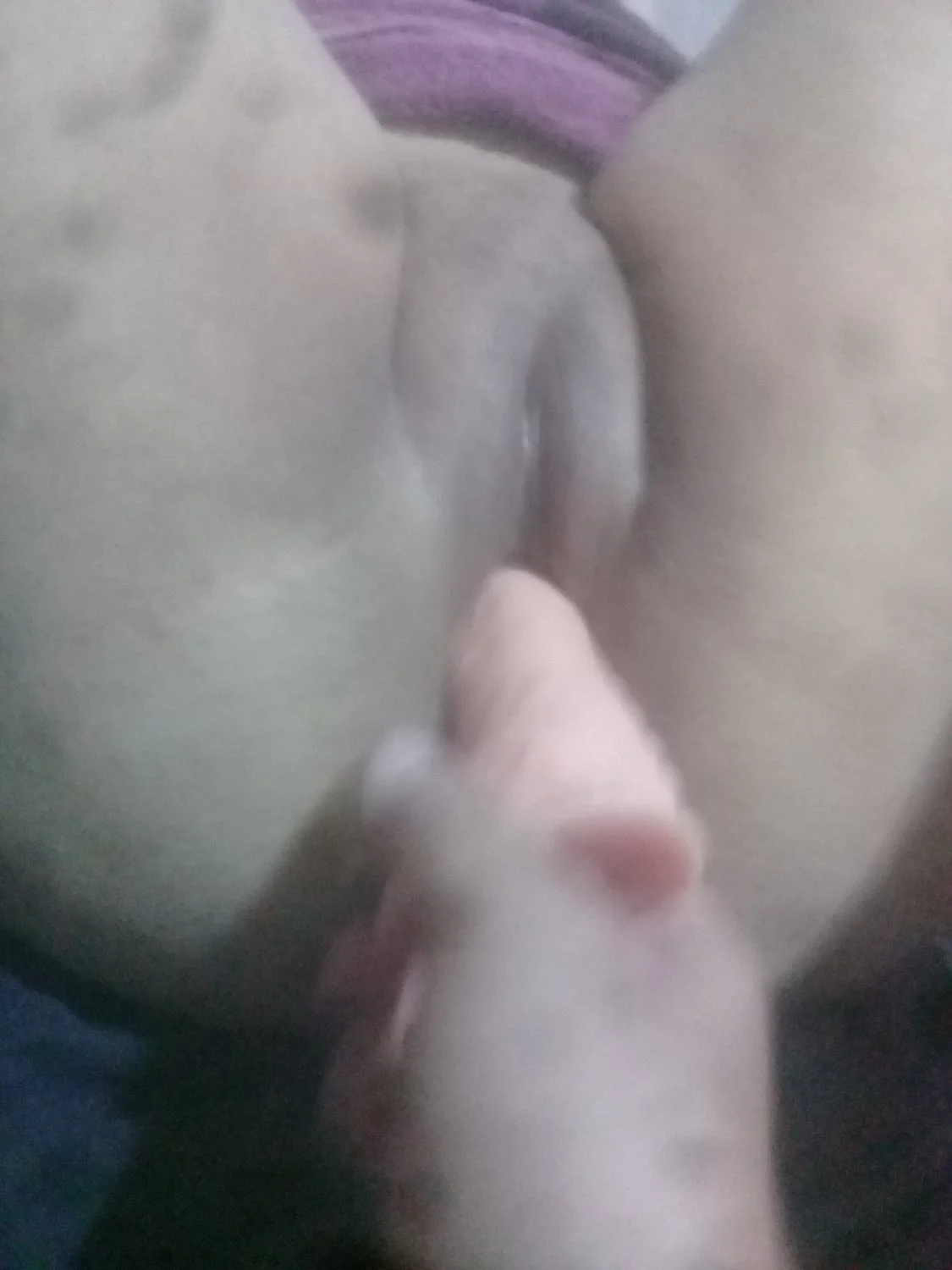Cornudo muestra como masturba a su puta con un dildo image 12