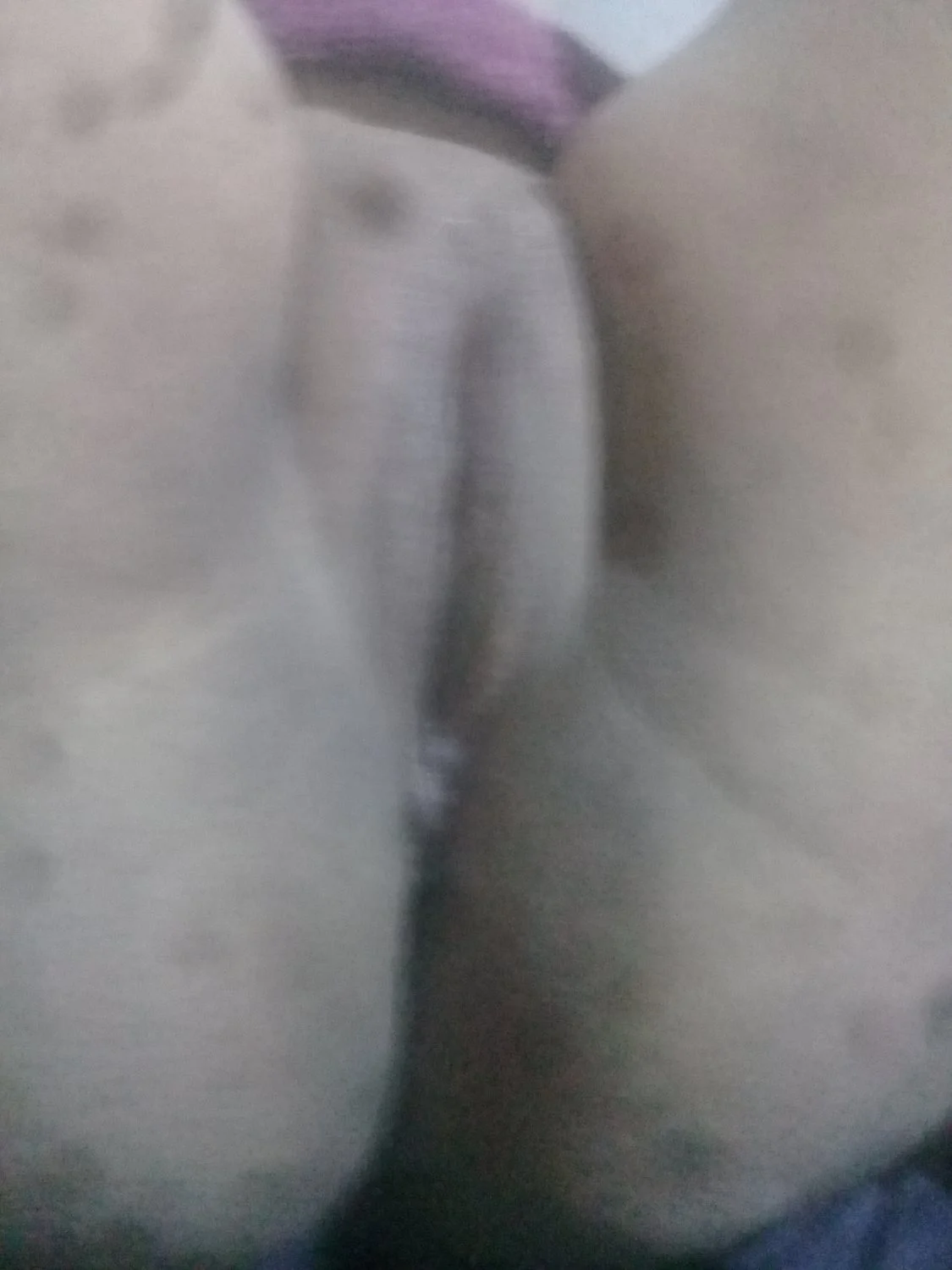Cornudo muestra como masturba a su puta con un dildo image 2