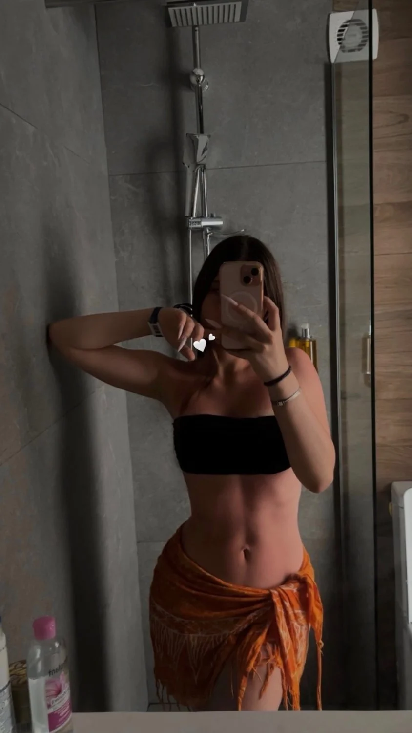 Cute Romanian baddie Roxana image 5