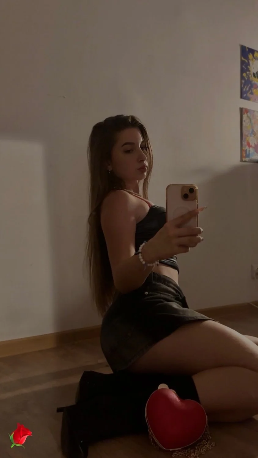 Cute Romanian baddie Roxana image 7