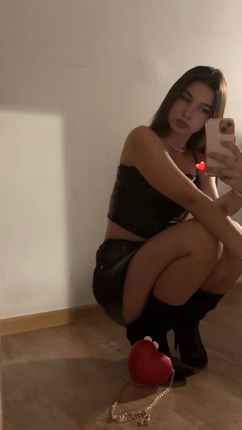 Cute Romanian baddie Roxana image 9