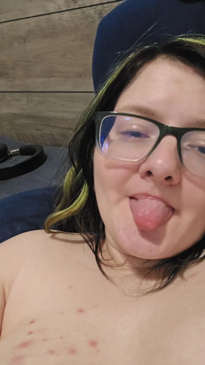 Chubby White Girl Masterbates for me image 7