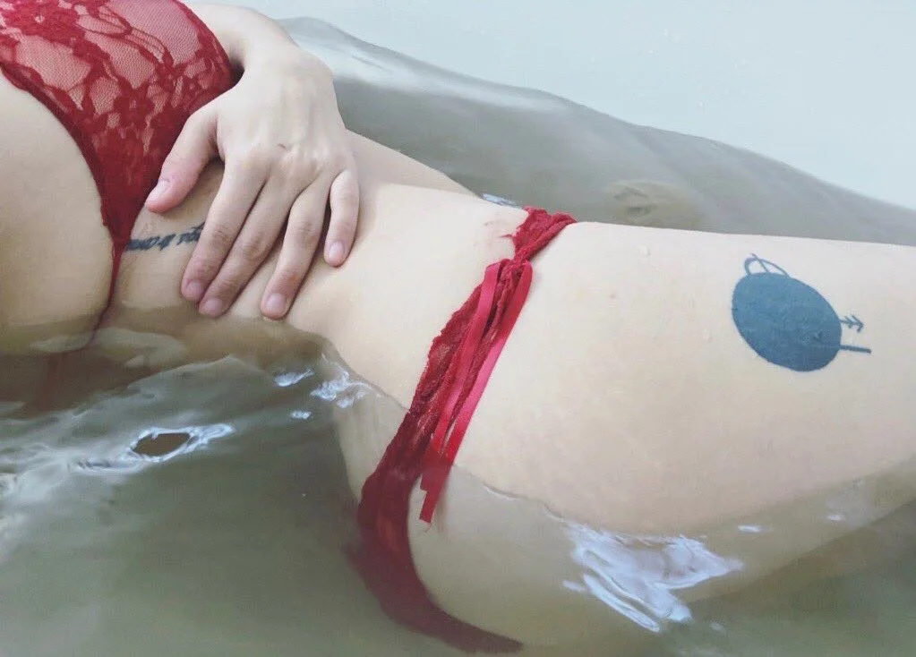 Curvy madura tatuada image 5