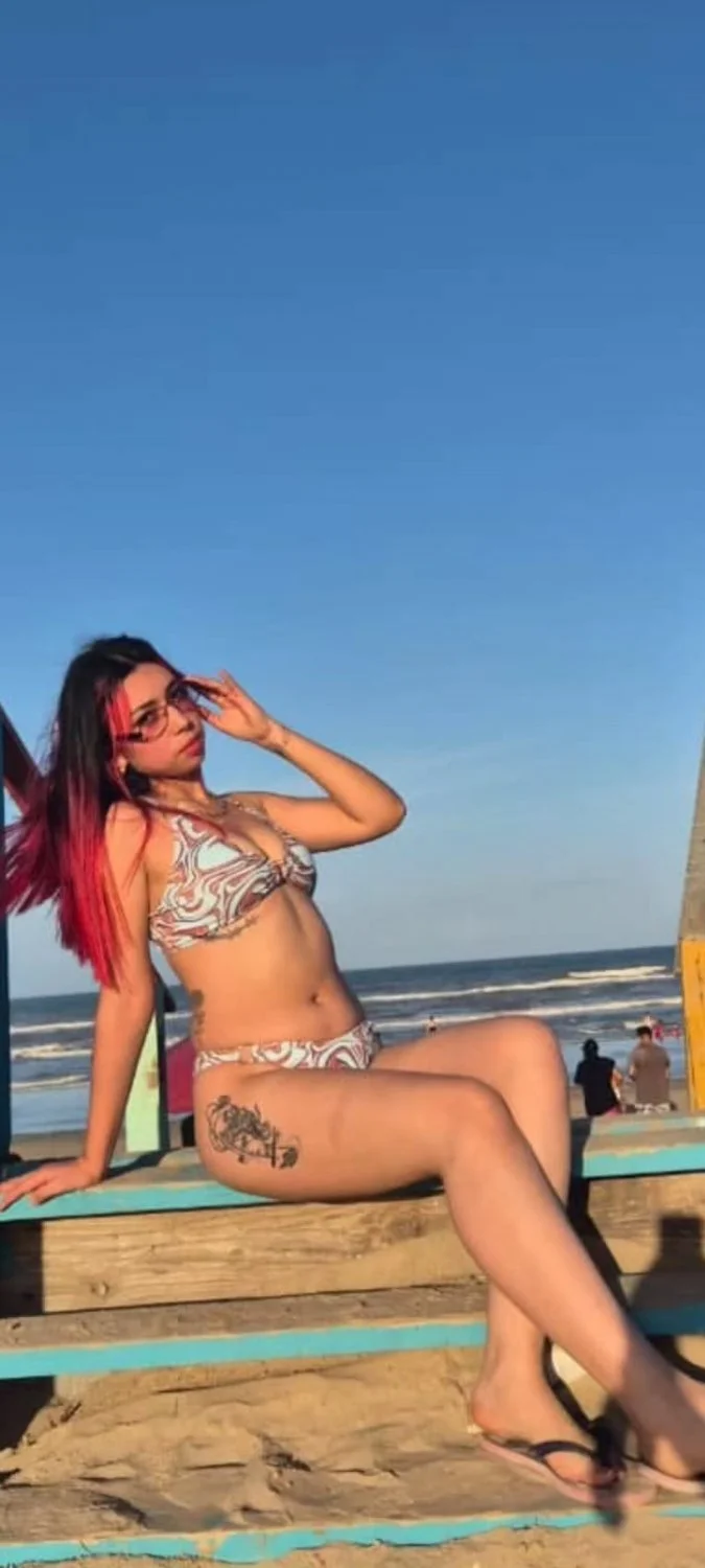 Putita hermosa flakita en bikini sexy y cuerpo lindo image 2