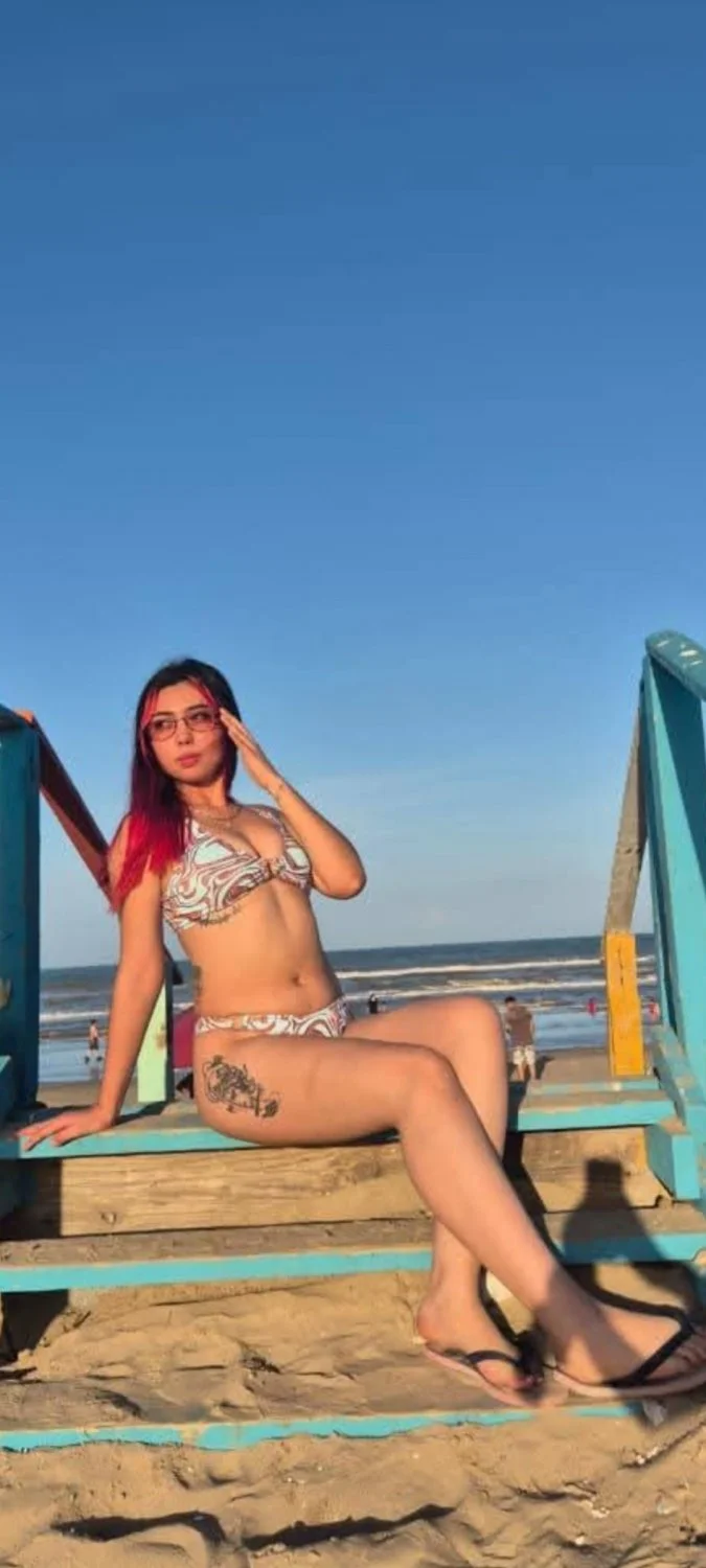 Putita hermosa flakita en bikini sexy y cuerpo lindo image 3