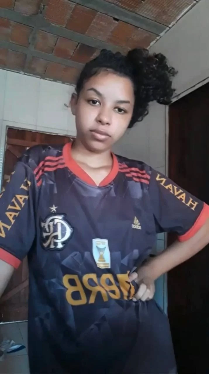 Cacheada bem putinha socando a ferramenta na bucetinha e no cuzinho main image