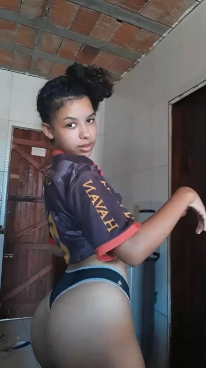 Cacheada bem putinha socando a ferramenta na bucetinha e no cuzinho image 2