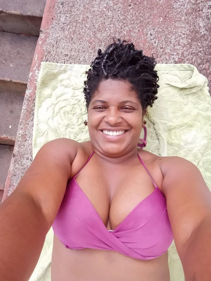 Fotos da minha mãe(ignorem meu tio na última foto kkkkk) main image