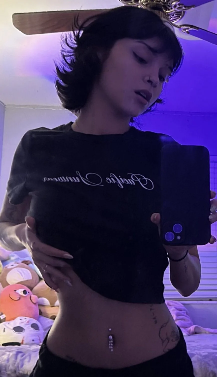 Novinha magrinha gótica peladinha e brincando com vibrador image 11