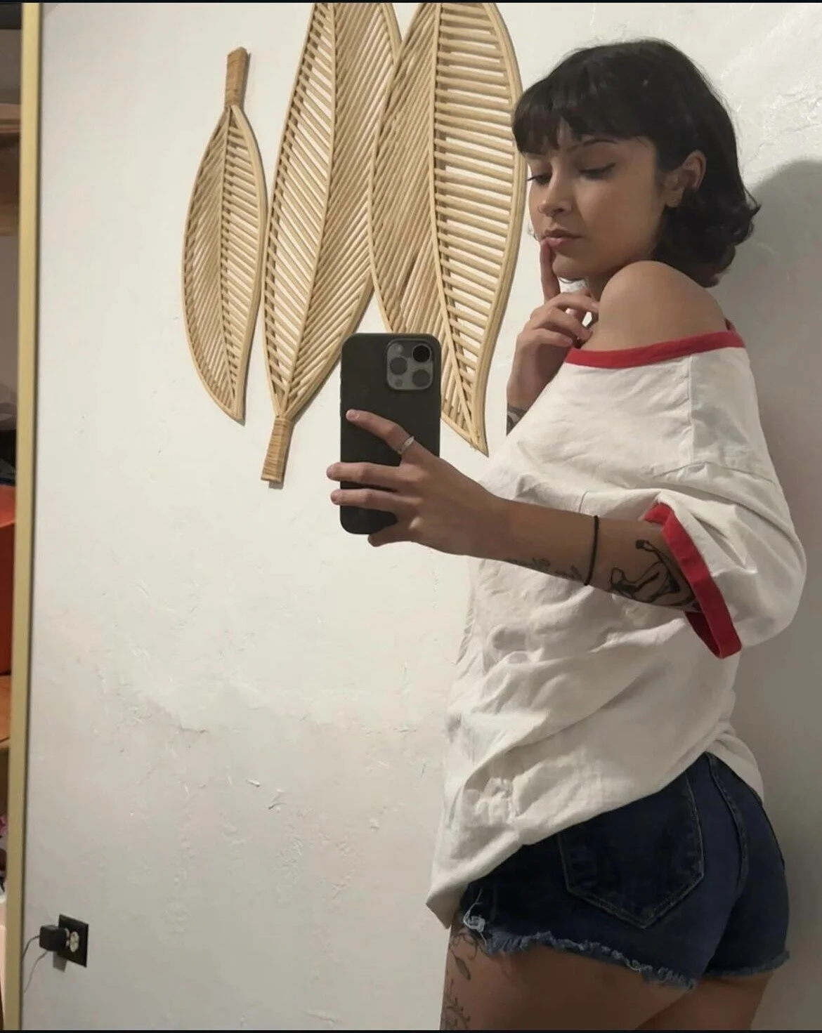 Novinha magrinha gótica peladinha e brincando com vibrador image 13