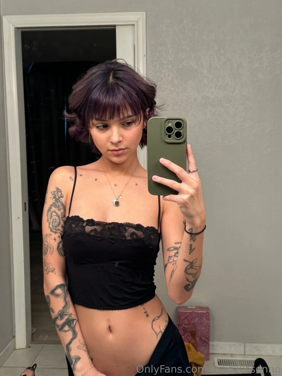 Novinha magrinha gótica peladinha e brincando com vibrador image 18