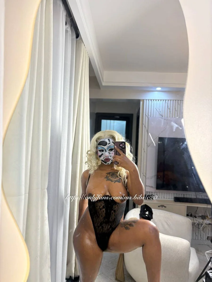 She has a geyser pussy main image