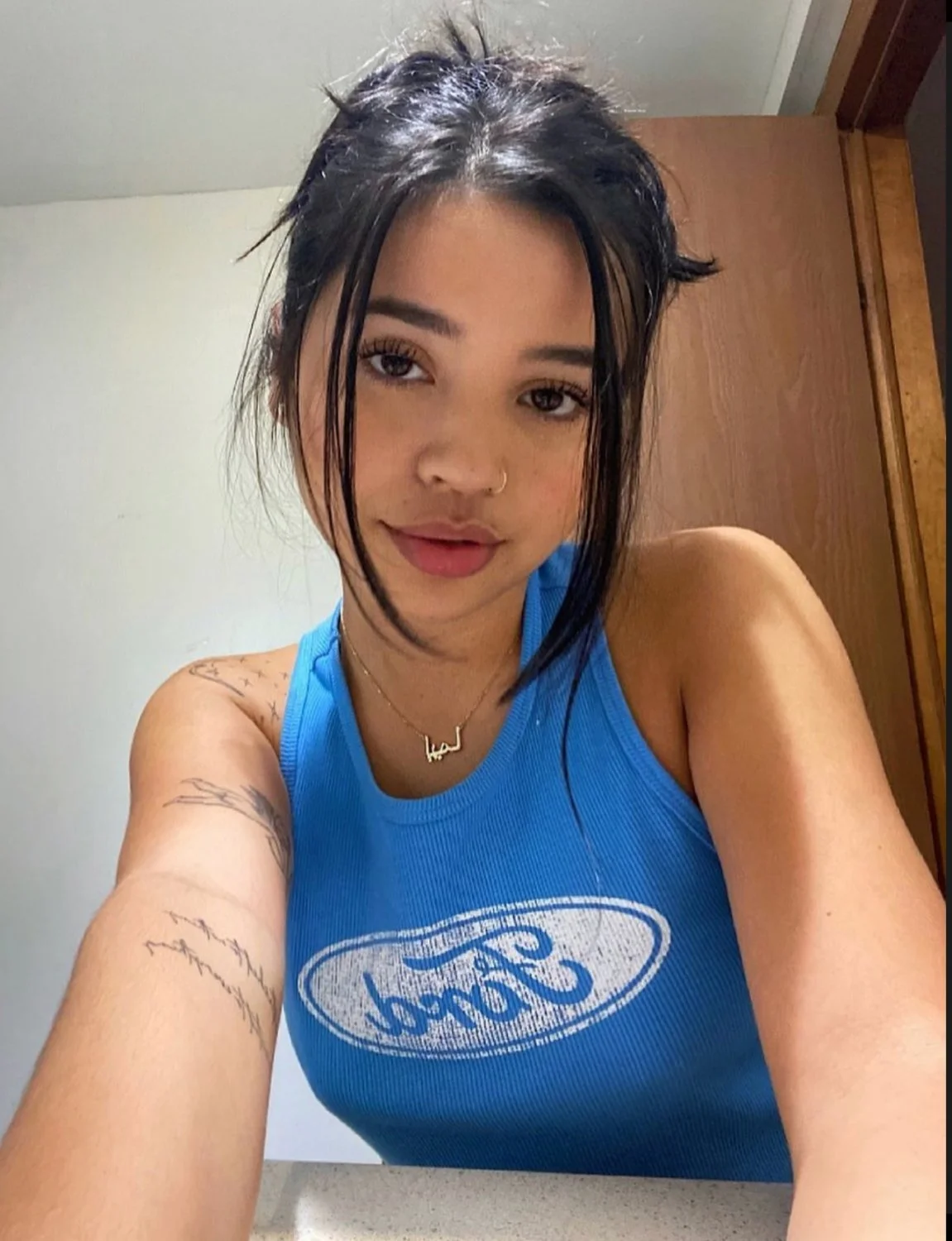 Emma loves taking pics of her sexy body part2 image 25