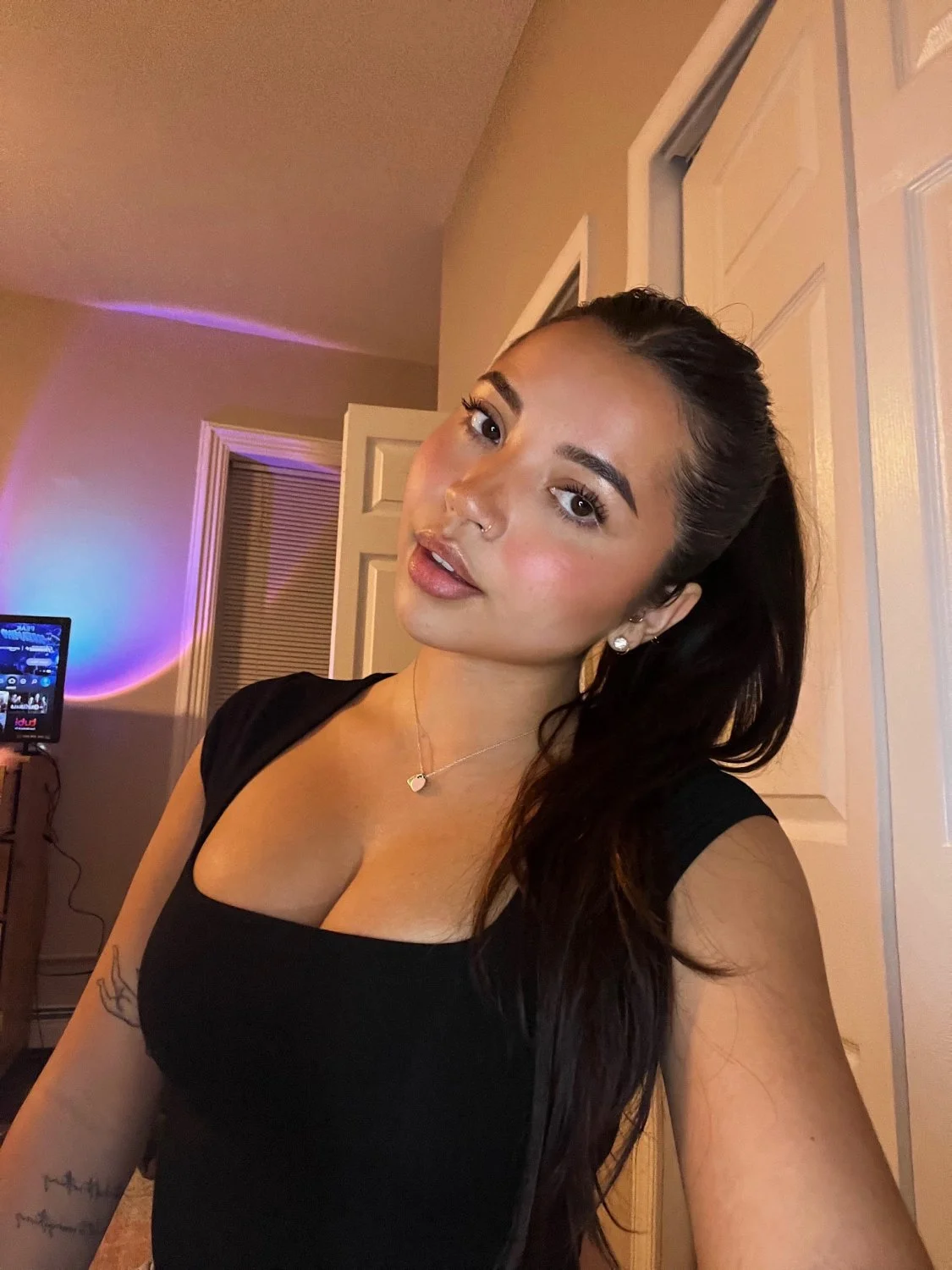 Emma loves taking pics of her sexy body part2 image 3