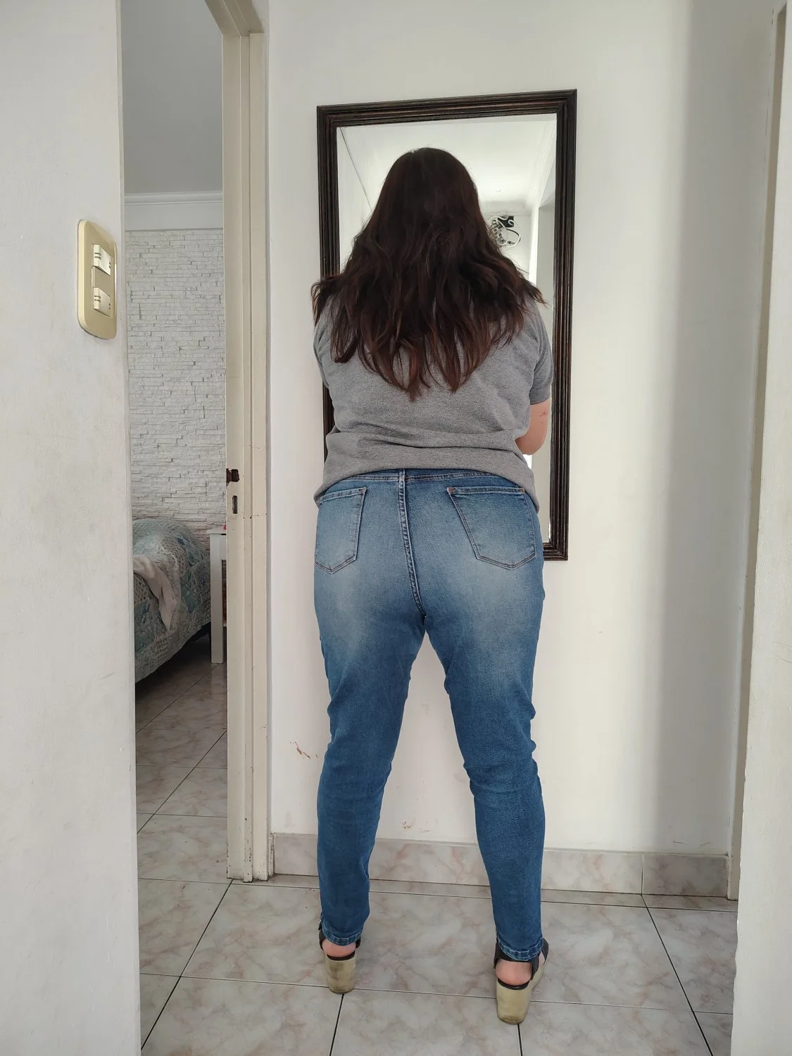 Mi esposo de fue de viaje ye cogí al vecino. Me darías??ilf hotwife image 3
