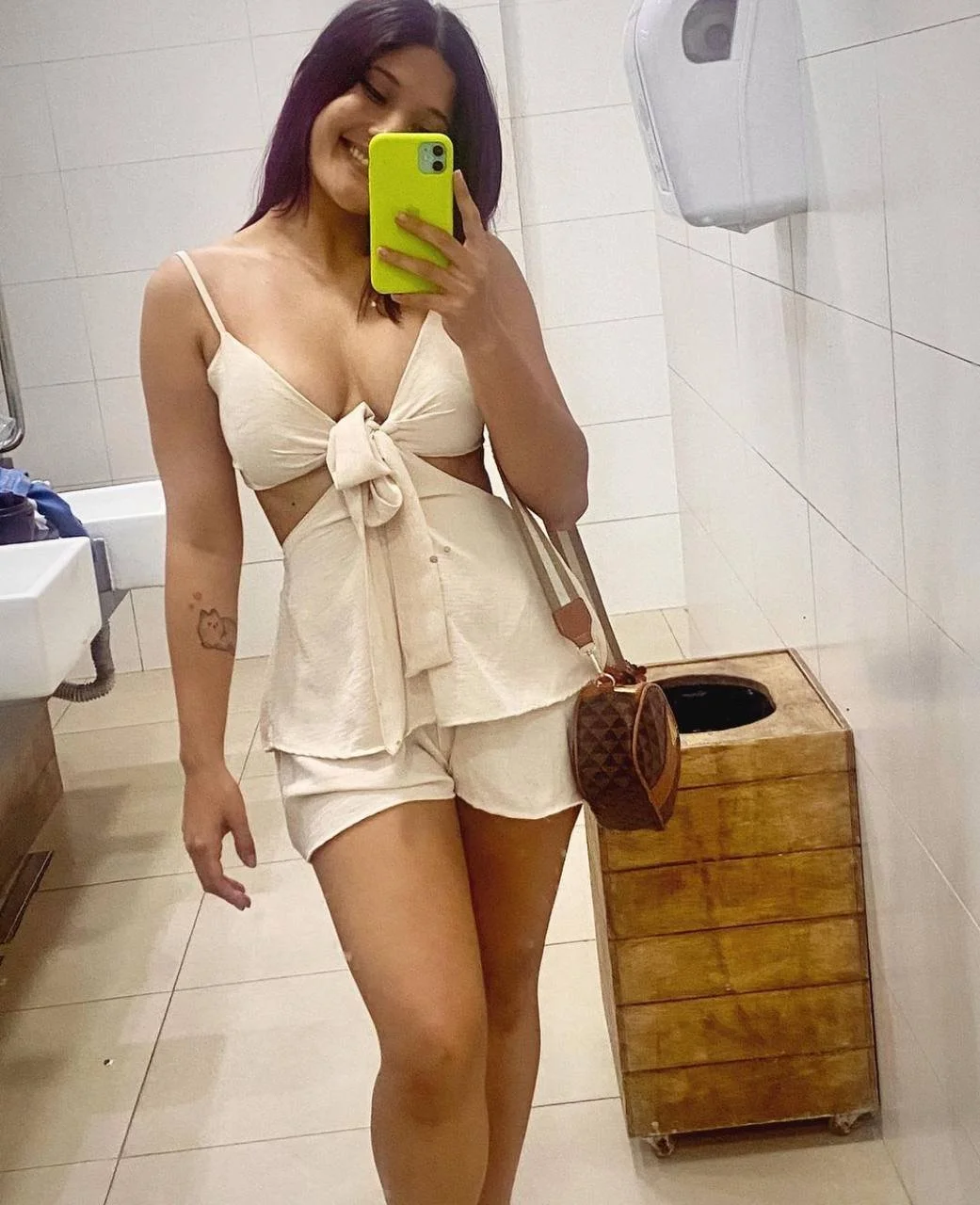Ruiva muito peituda vazada se exibindo image 2