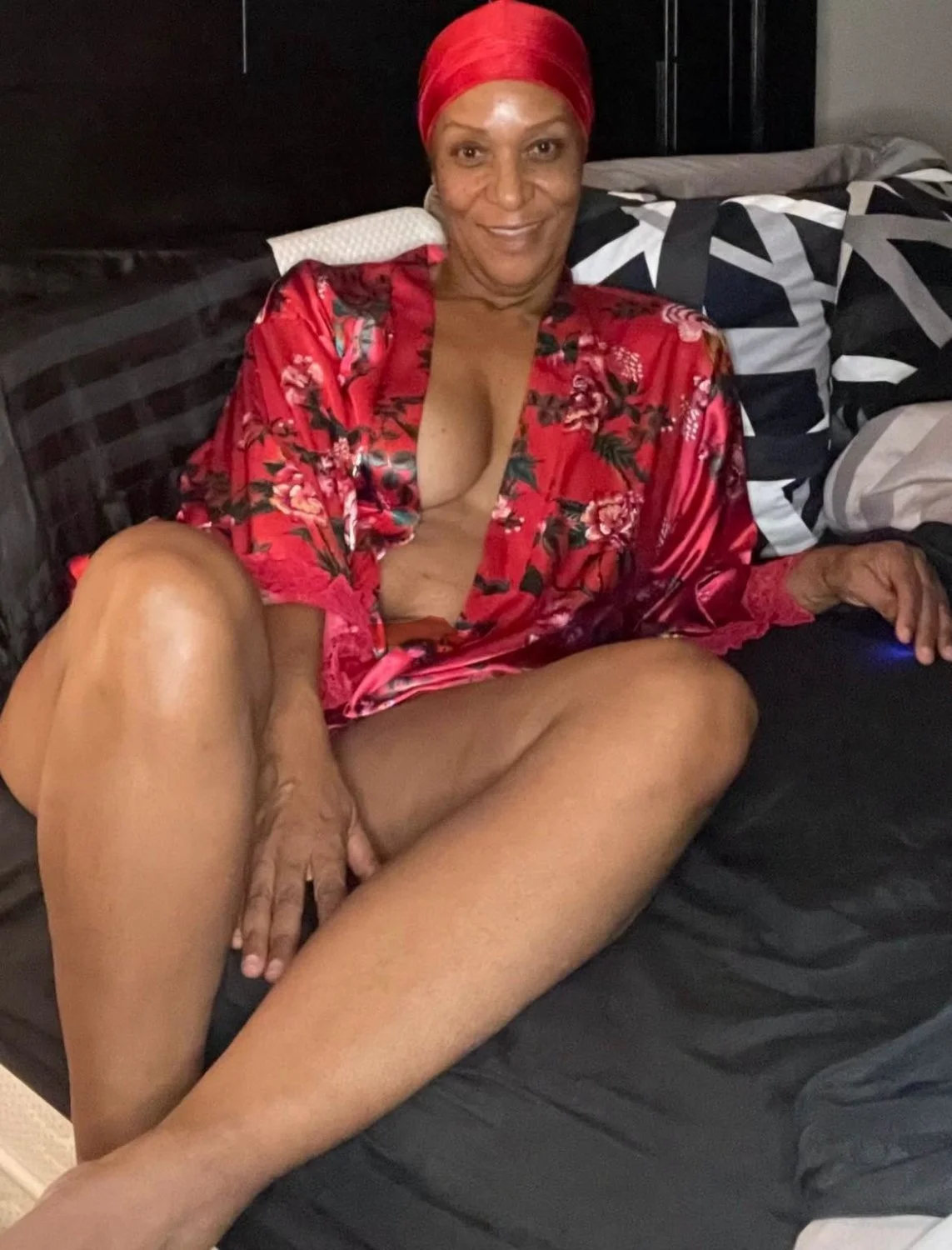 SANDRA MATURE HOTTIE image 2