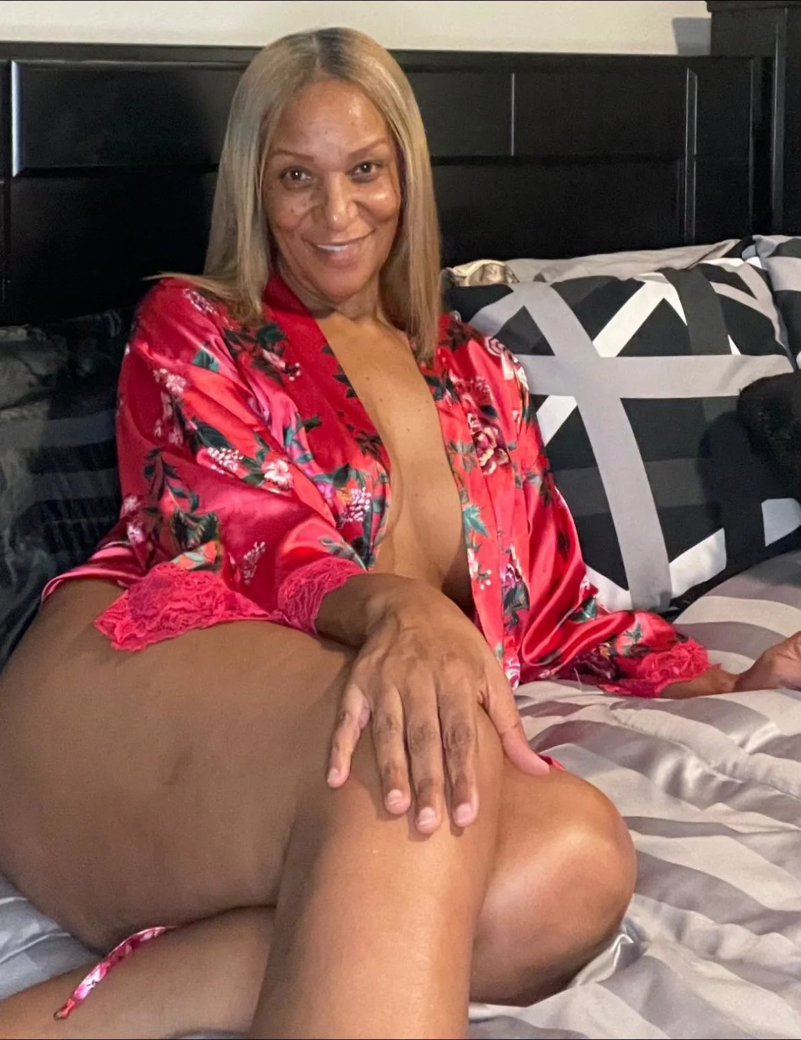 SANDRA MATURE HOTTIE image 3