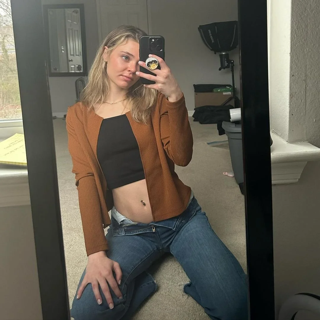 American blonde cutie fucked in elevator image 3