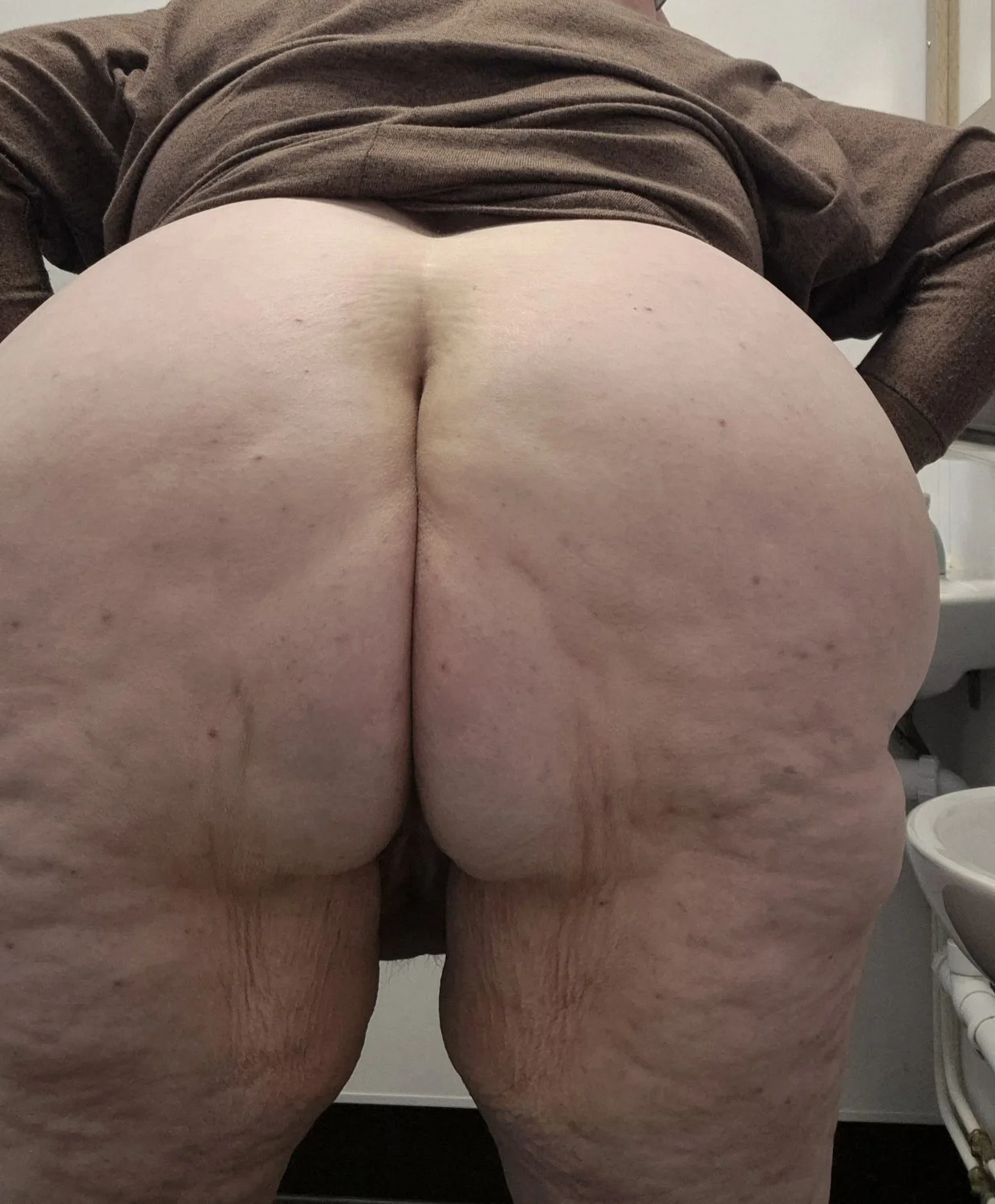 British mum showing her arse image 2