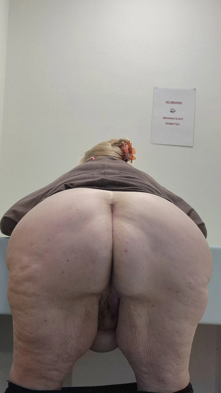 British mum showing her arse image 4