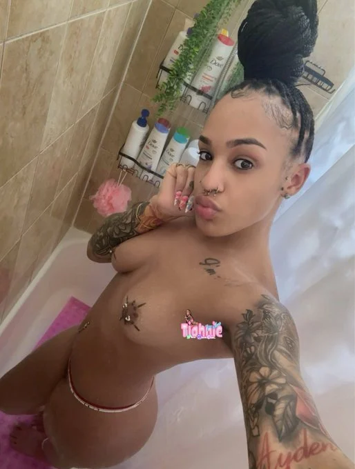 Insta babe getting freaky main image