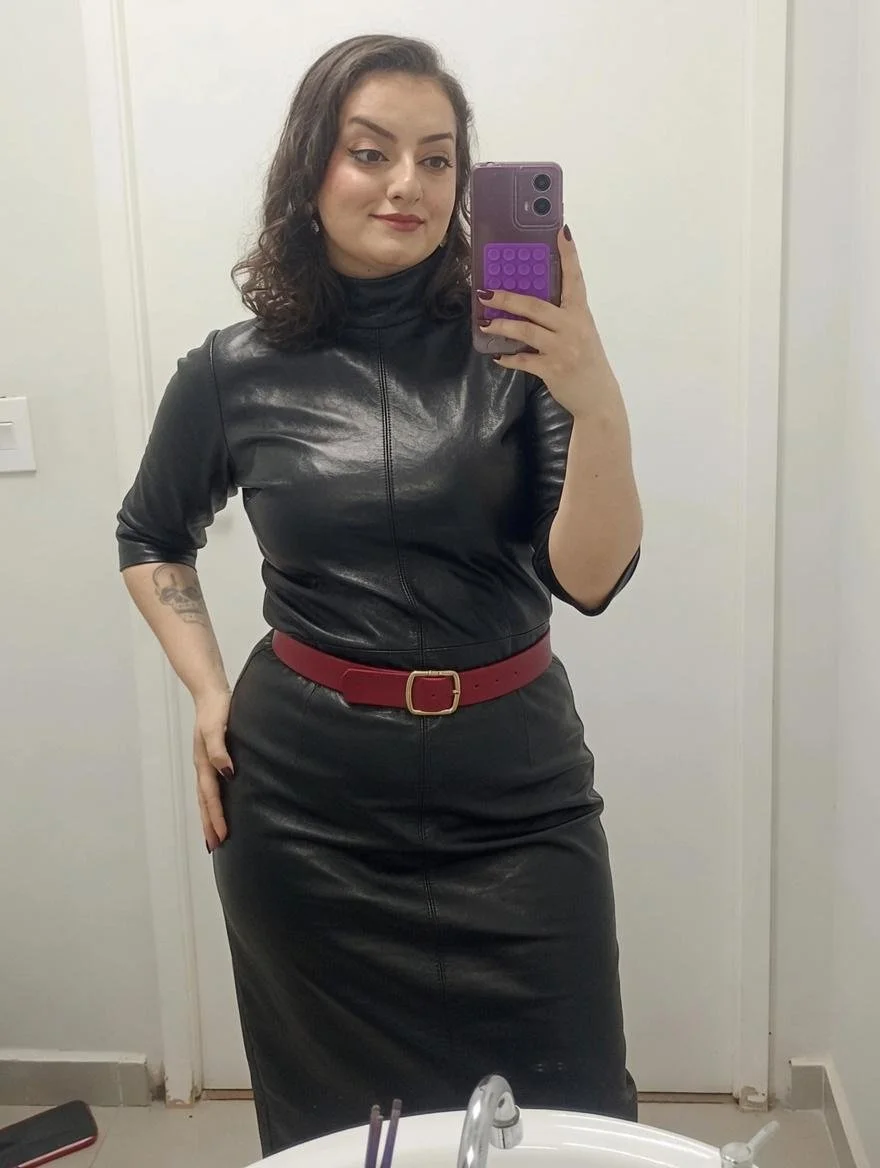 Gozando na roupa de couro da minha irmã main image