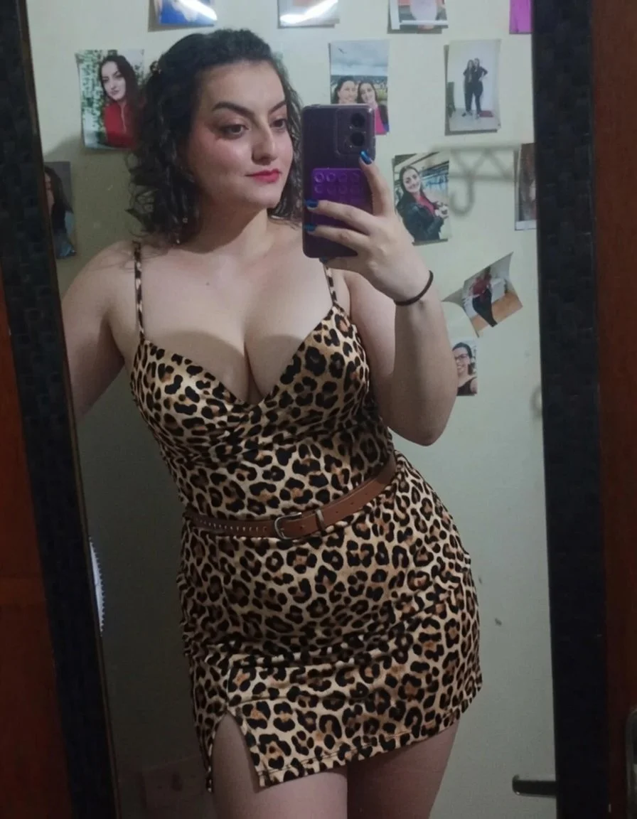 Gozando na roupa de couro da minha irmã image 2