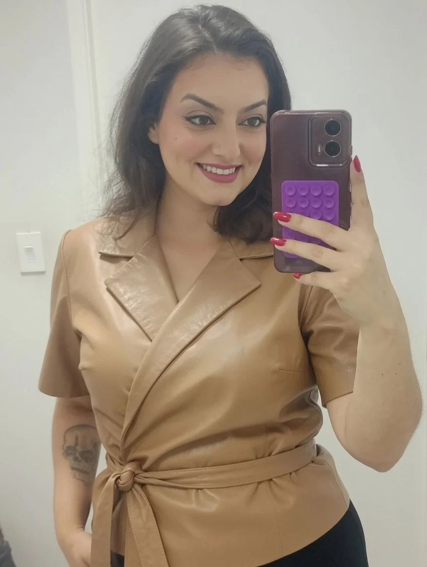 Gozando na roupa de couro da minha irmã image 4