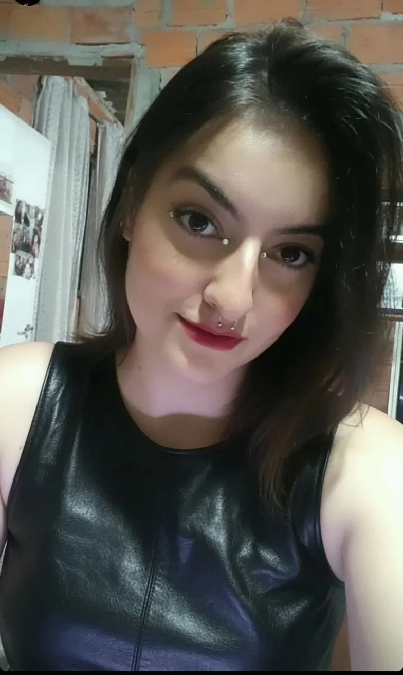 Gozando na roupa de couro da minha irmã image 5