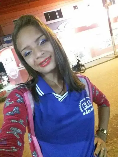 Menina do colégio topou fazer um ensaio sensual cover image