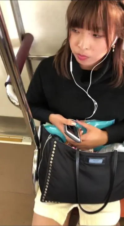 🔚Japanese　電車内　正面　至近距離　ぱんちら　ソフトエロ　一発やりたい cover image