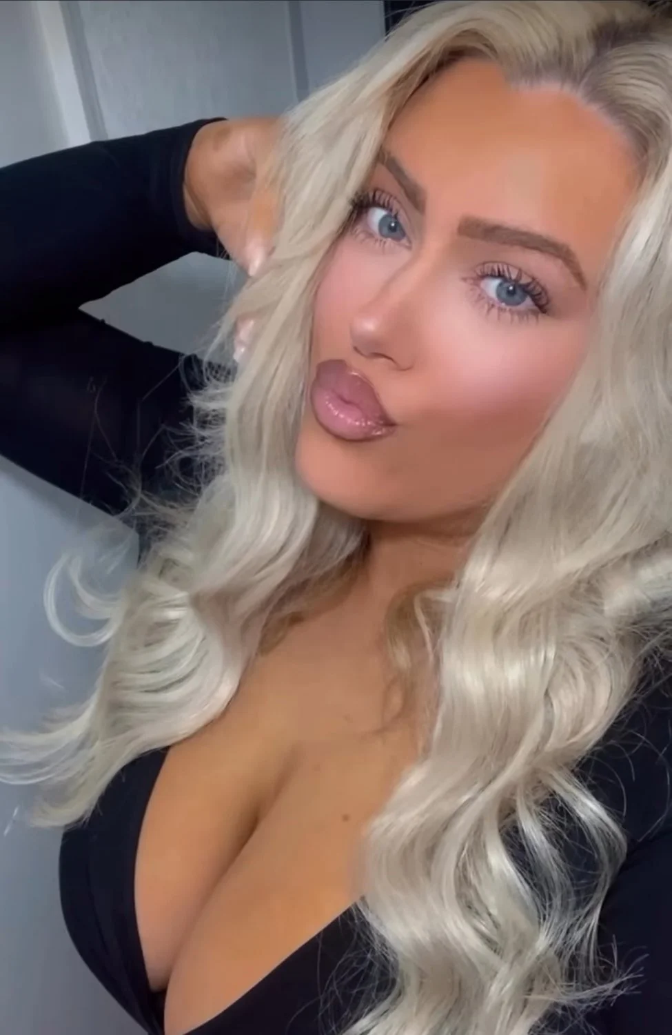 Customers request for sister Chloe to be exposed image 4
