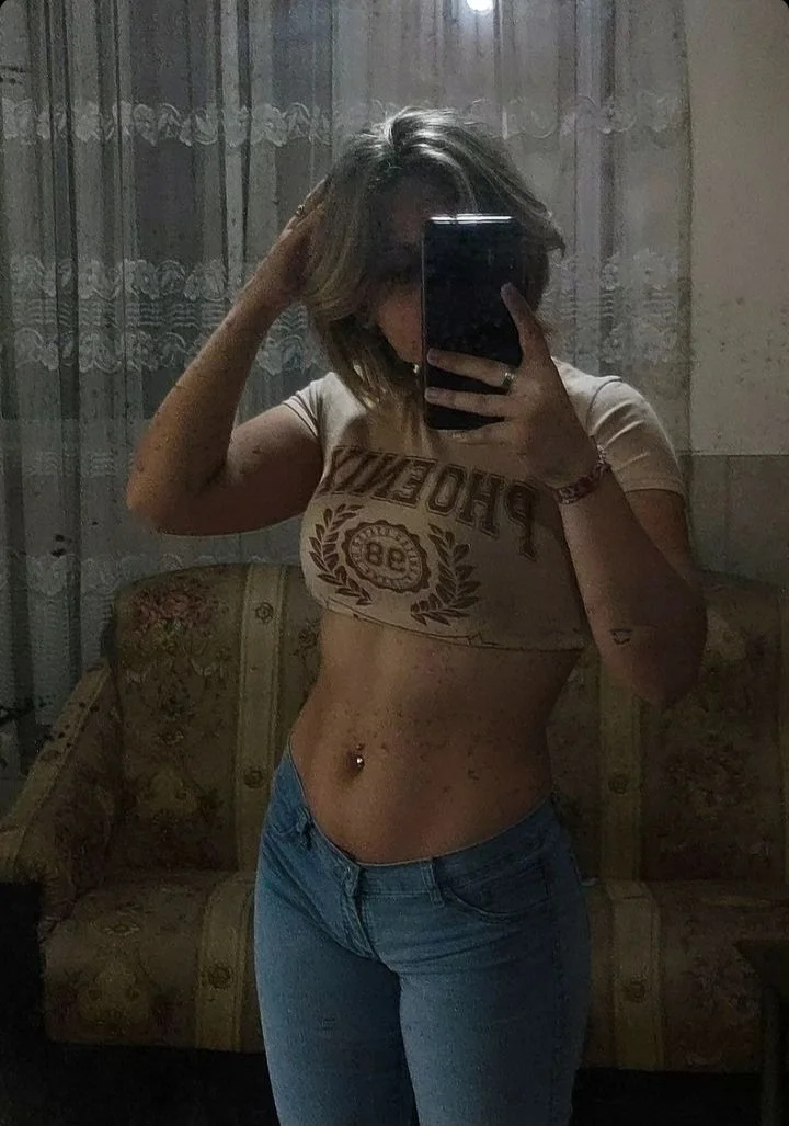 alguien sabe el nombre de ella? image 2
