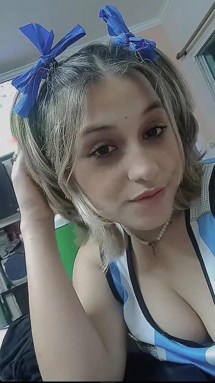alguien sabe el nombre de ella? image 3