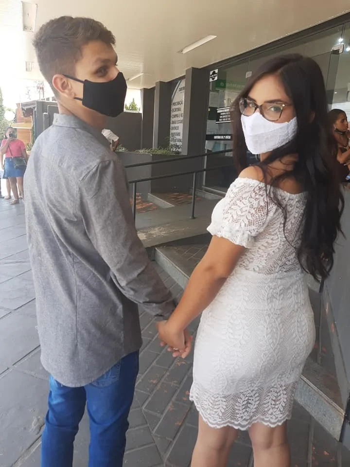 Casou nova, com certeza vai fazer o marido de corno. Ele tem uqe por essa putinha pra levar pica. image 2