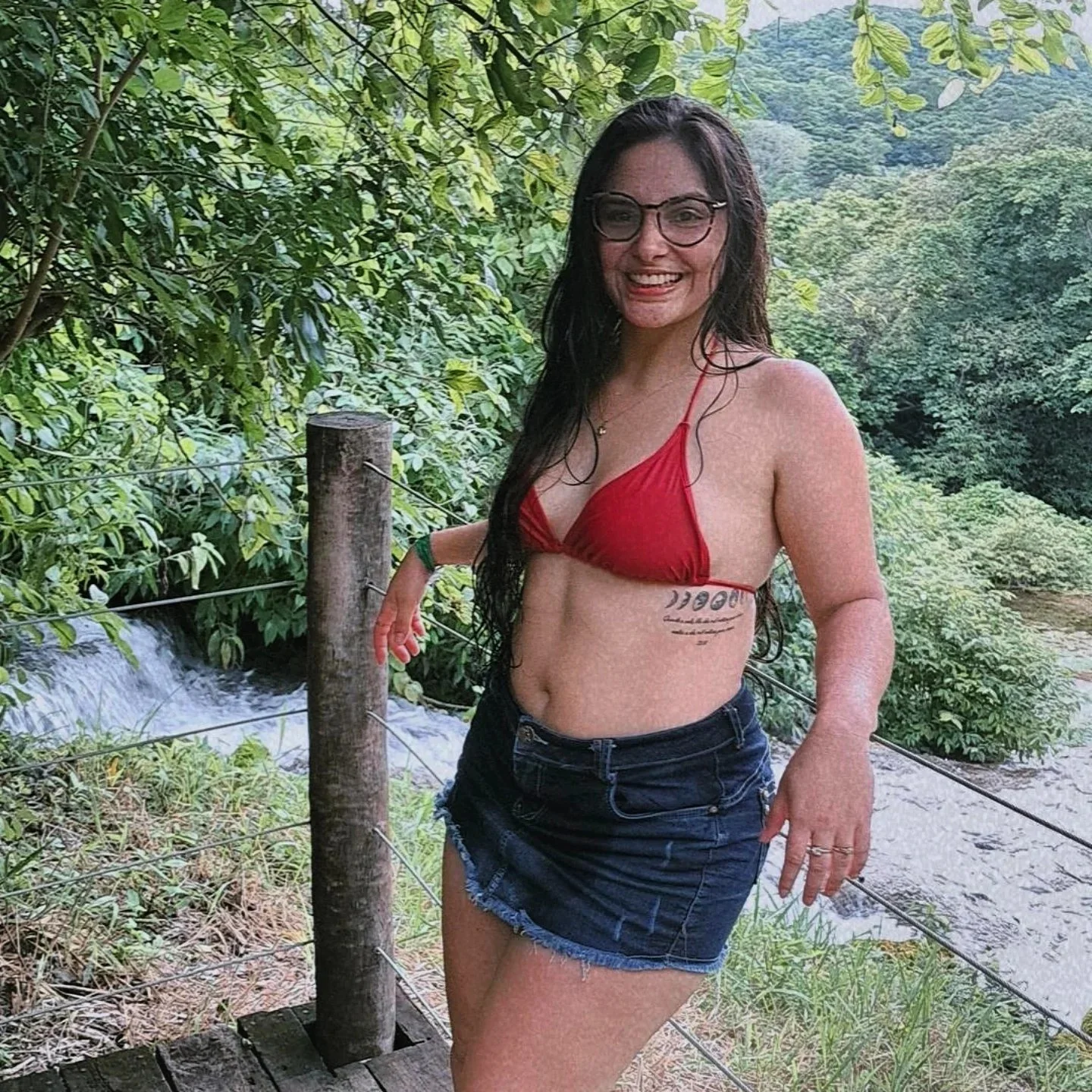 Casou nova, com certeza vai fazer o marido de corno. Ele tem uqe por essa putinha pra levar pica. image 24