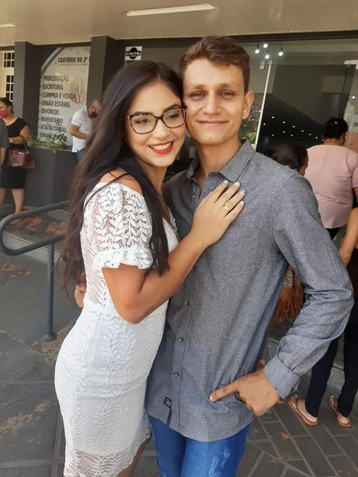 Casou nova, com certeza vai fazer o marido de corno. Ele tem uqe por essa putinha pra levar pica. image 6